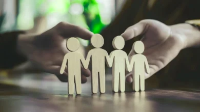 People figures symbolizing emotional support and the benefits of journaling for mental health