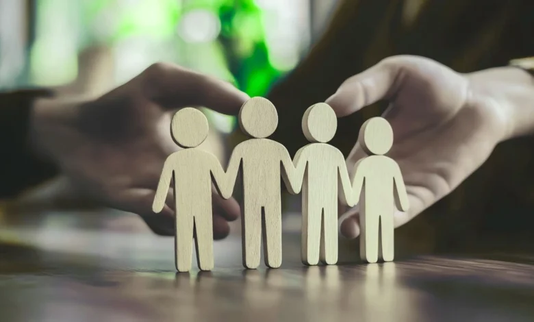 People figures symbolizing emotional support and the benefits of journaling for mental health