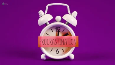 Alarm clock symbolizing the psychology behind procrastination and delayed tasks