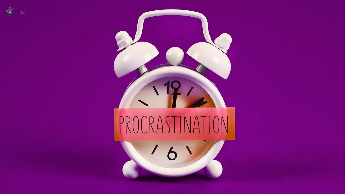 Alarm clock symbolizing the psychology behind procrastination and delayed tasks